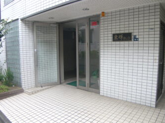 ビル玄関入口の写真